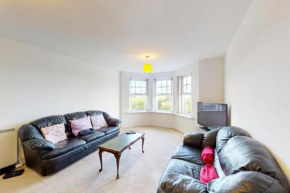 2 Bed with free parking & lift - 3 min to Station